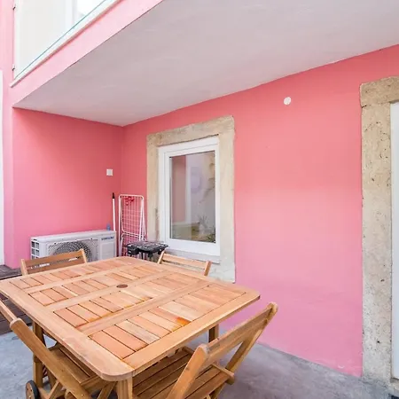 דירה Sunny & Lovely W/ Patio By Lovelystay ליסבון